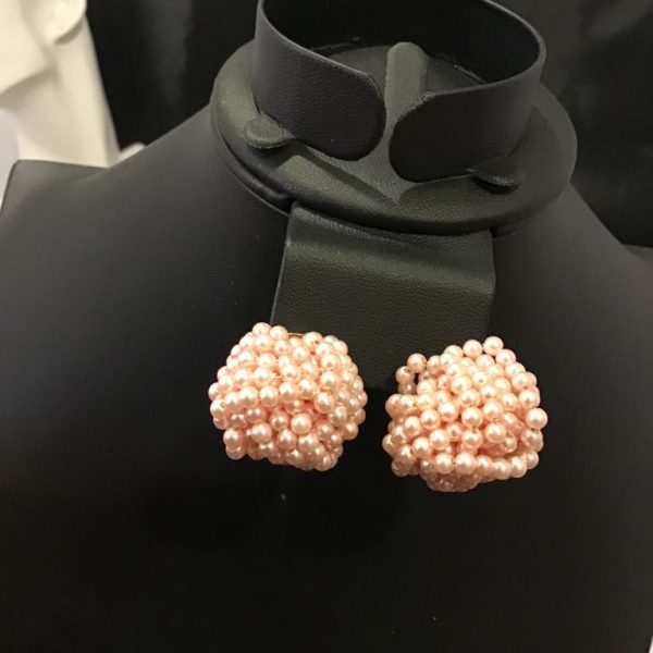 Elegant blush-toned pearl cluster earrings with a vintage-inspired design, perfect for timeless sophistication and glamour.