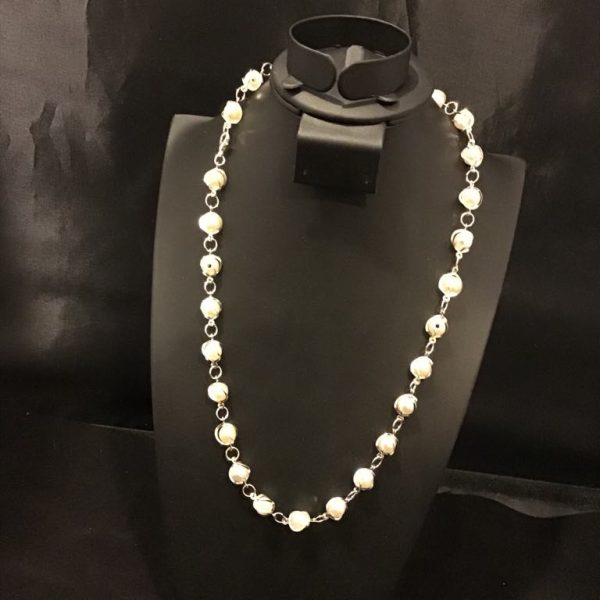 A delicate chain necklace featuring luminous pearls for an effortlessly chic and timeless look. Perfect for both formal and casual styling.