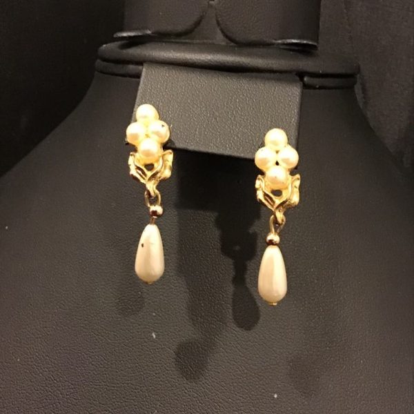 Elegant vintage-inspired drop earrings with pearl clusters and teardrop dangles—perfect for timeless sophistication.